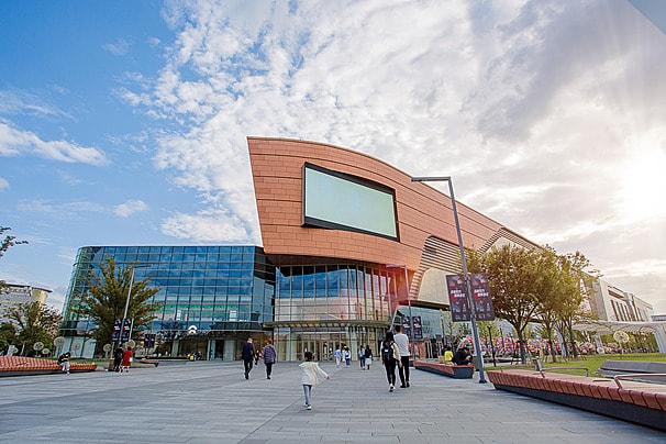 pngtree crowds outside the mall in the evening image 996471